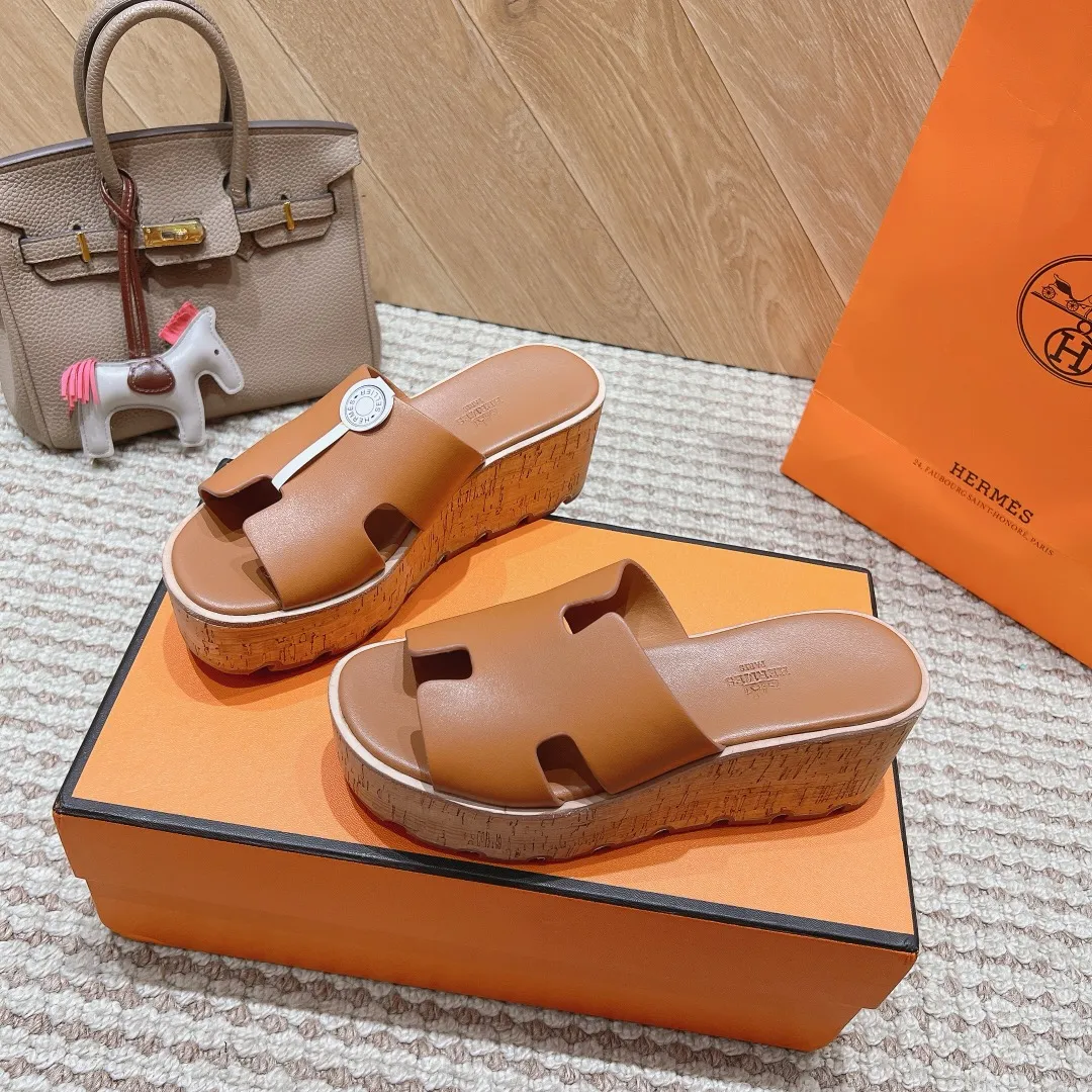 👟👟Ex-factory price 540👟👟 High version of the 2024 spring and summer new HERMES Hermès counter new style. The wedge-heeled Erjiu sandals and slippers, which have been extremely popular recently, are paired with various colorful socks. They are very trendy. Upper: cowhide. Outsole: technological imitation wood sole. Heel height: about 7cm. Size: Female 35-41 (40/41 non-refundable and non-exchangeable)